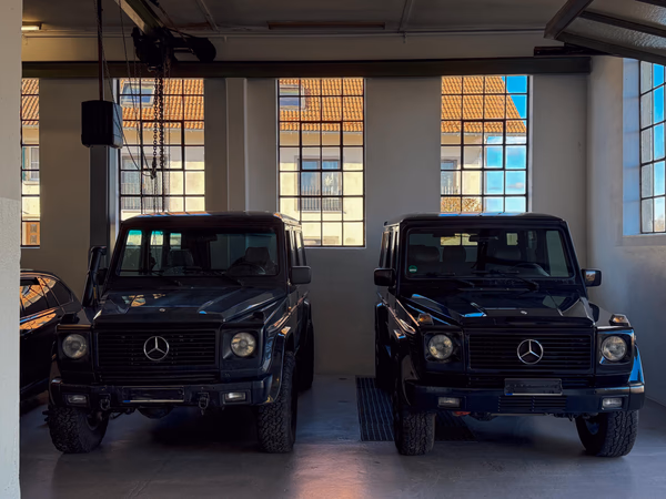 Dos Mercedes Clase G durante el montaje de la baca